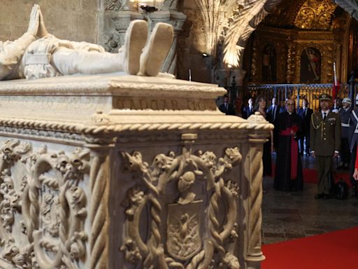 La Princesa Leonor abre su agenda en Lisboa con una ofrenda floral en la tumba de Camões