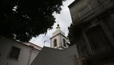 Os túneis, a mesquita e os cartuxos: que segredos esconde a igreja lisboeta do Castelo?