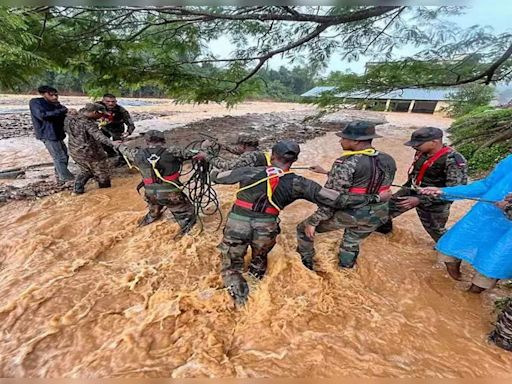 Wayanad landslides aftermath: Armed forces join hands to speed up rescue operations | Kochi News - Times of India