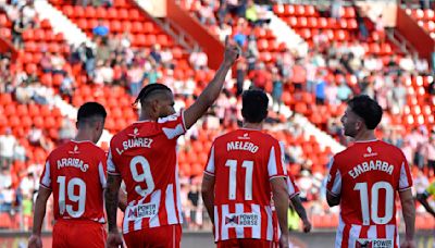 El Almería golea al Cádiz en su primera victoria en casa