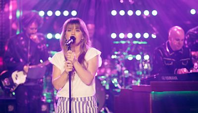 Kelly Clarkson Delivers a Heartfelt Cover of Romy’s ‘She’s on My Mind’