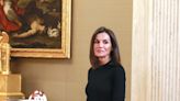 La reina Letizia sorprende con un look muy 'casual' con plataformas y pantalón de tiro alto en un acto en Zarzuela