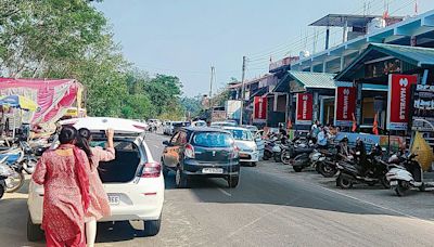 Hamirpur: Haphazard parking near Army canteen turns NH bypass into death trap
