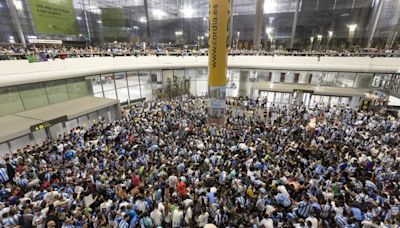 Increíble recibimiento en el aeropuerto a los jugadores del Málaga tras su ascenso a segunda división