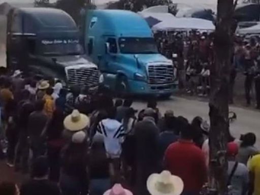 Arrancones de trailers dejan 3 muertos y 12 heridos en Epazoyucan, Hidalgo; evento no tenía permiso