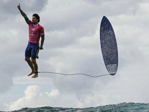 La foto viral del surfista brasileño Gabriel Medina tras un (casi) 10 perfecto en los Juegos Olímpicos de París 2024