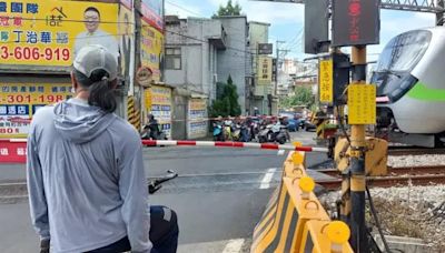 豔陽下等超過20分鐘！桃園車站傳號誌故障 火車卡平交道惹民怨