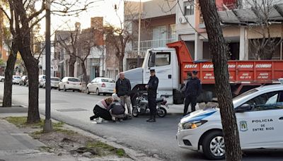 Peligrosa esquina de Paraná vuelve a ser escenario de una colisión entre una moto y un camión | apfdigital.com.ar