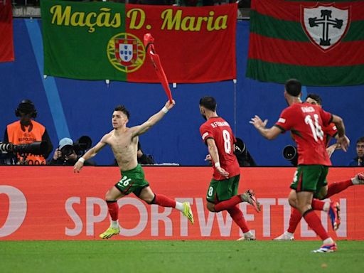 Conceicao anota en los descuentos para sufrido triunfo de Portugal ante República Checa