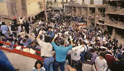 El punzante olor a amoníaco sobre los escombros de la AMIA y el horror de las bolsas con cadáveres