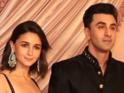 Alia Bhatt replaces Shraddha Kapoor as she dances to Show Me The Thumka with Ranbir Kapoor. Watch