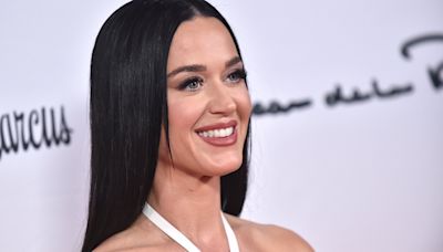 Katy Perry en robe de plage transparente et à dentelle, elle affiche son corps de rêve sans trop en dévoiler