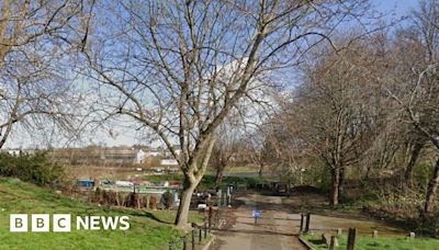 Wakefield: Police inquiry after body found in Calder and Hebble Navigation