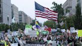 Cientos protestan frente a la Casa Blanca por fallo sobre el aborto