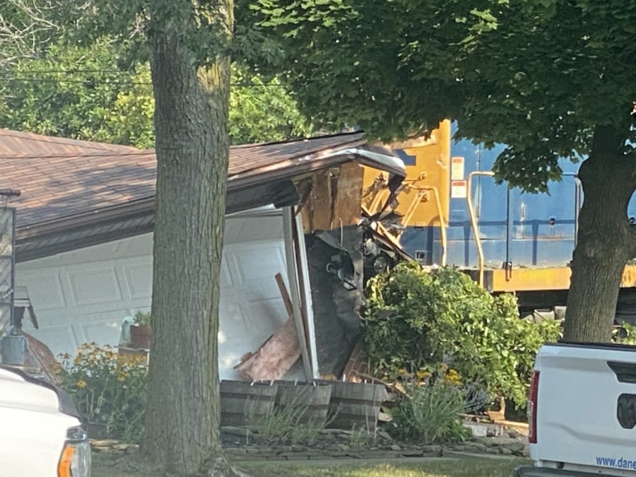 Train derails, hits garage in Niagara Falls