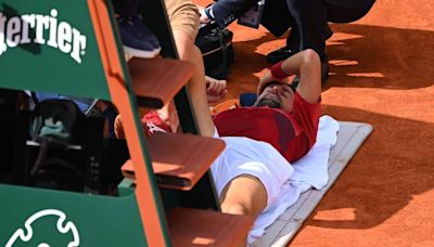 Djokovic estalla contra Roland Garros: "Me he jodido la rodilla y te estoy diciendo que la tierra está mal"