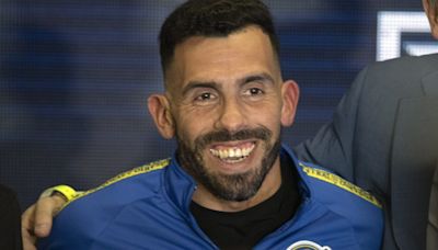 Carlos Tevez recibió alta médica luego de pasar la noche internado por fuertes dolores en el pecho - La Opinión