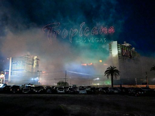 Las Vegas se despide del Tropicana con una llamativa implosión de casino