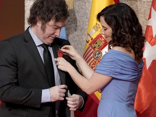 Milei recibe la Medalla Internacional de la mano de Isabel Ayuso en Madrid, en imágenes