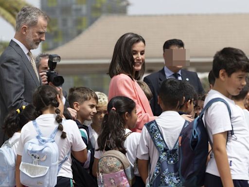 La reina Letizia muestra su cara más cariñosa en Las Palmas de Gran Canaria rodeada de niños