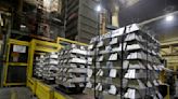 Aluminio sube por descenso de existencias, pero los excedentes están por llegar
