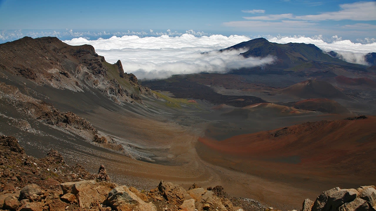 California couple hikes up Hawaii volcano to escape carjacking, robbery