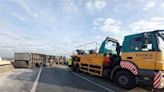 Caminhão tomba no Contorno Leste e deixa trânsito lento em São José dos Pinhais