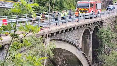 Tres muertos tras caer un coche de una altura de 20 metros en un puente de Benasque