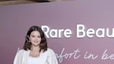 Selena Gomez versiona el traje blanco de las 'royals' y rompe una regla no escrita de moda