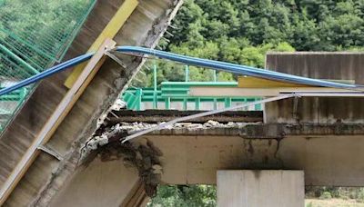 Un puente se hundió en China por consecuencia de fuertes lluvias y dejó 11 muertos