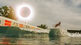 Dylan Graves surfeó durante el eclipse solar total