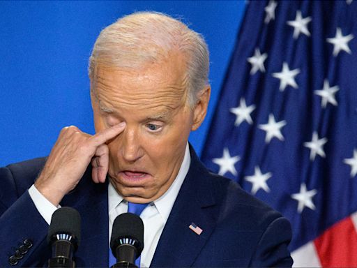 Los yerros y titubeos hunden a Biden