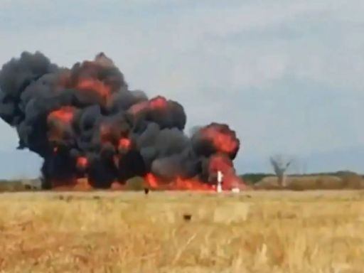 Shock moment 470mph fighter jet crashes in fireball killing 2 top gun pilots