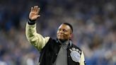 Deadspin | NFL legend Barry Sanders reveals heart-related 'health scare'