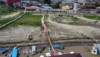 Em meio à seca, cidades do Amazonas abrem estradas de terra e levam comida a isolados