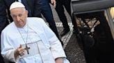 El papa Francisco fue dado de alta después de nueve días tras una operación por problemas intestinales