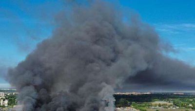 Fuego destruye uno de los mayores centros comerciales de Varsovia | Teletica