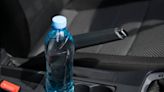 ¿Llevar una botella de agua destilada en el coche? 3 usos prácticos y sorprendentes