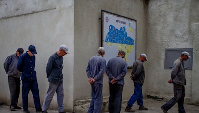 Los presos rusos esperan en un penal de Ucrania volver a casa