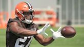 Kareem Hunt sitting out Cleveland Browns team drills as he seeks a new contract