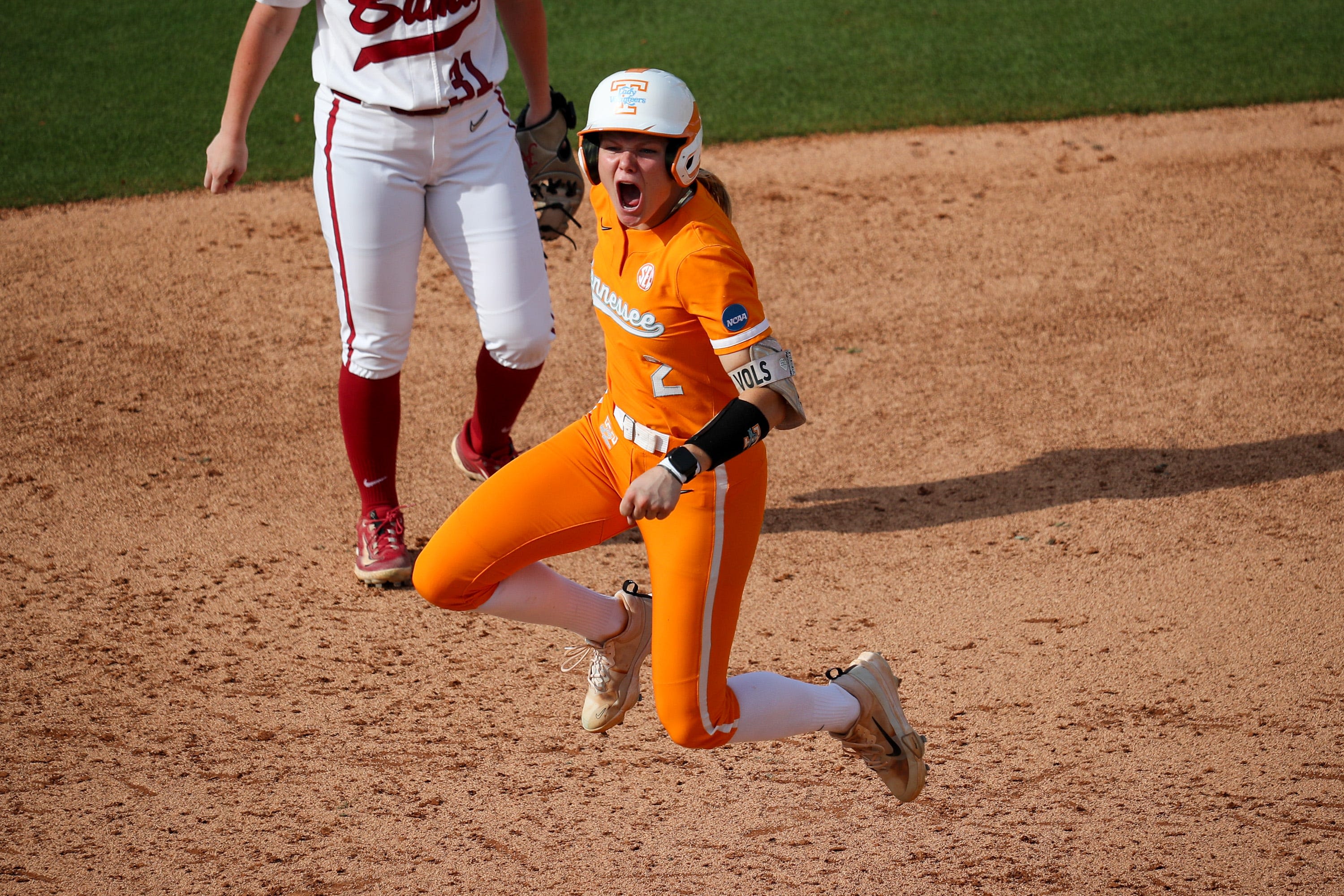Laura Mealer's home run puts Tennessee softball one win from WCWS after beating Alabama