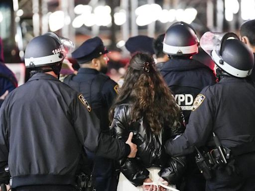 Policía de Nueva York recupera control de edificio universitario de Columbia y detiene a estudiantes