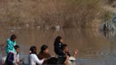 Más riesgos para migrantes en la frontera de México por el agua que EEUU cede al río Bravo