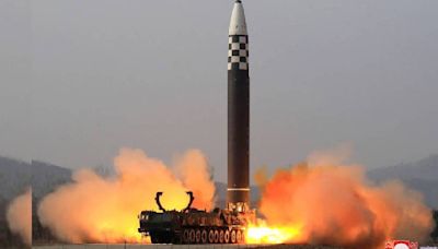 Corea del Norte lanza un misil balístico hacía el mar de Japón; Surcorea denuncia otros diez