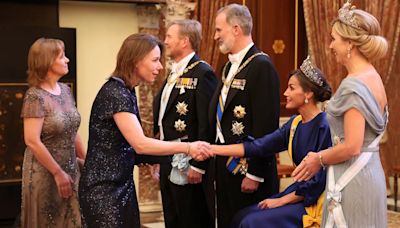 La insólita imagen de la reina Letizia en el Palacio Real de Ámsterdam: su problema de salud la obliga a hacer el besamanos sentada