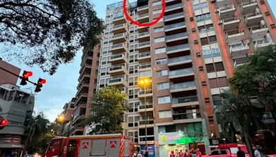 Impactante incendio en Córdoba: joven de 18 años salta desde el piso 12 en una tragedia mortal | Sociedad