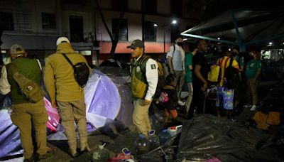 INM y Guardia Nacional desalojan campamento migrante de Plaza Giordano Bruno en la CDMX | El Universal