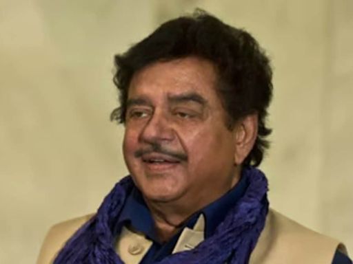 Shatrughan Sinha's Son Clarifies Veteran Actor Didn't Undergo Any Surgery: 'He Had A Strong Fever' - News18