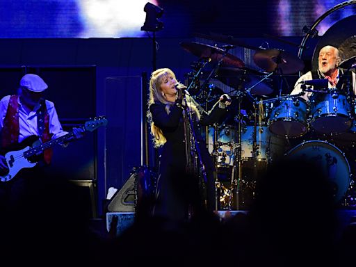 Watch Fleetwood Mac Perform ‘Don’t Stop’ at Final Concert in 2019