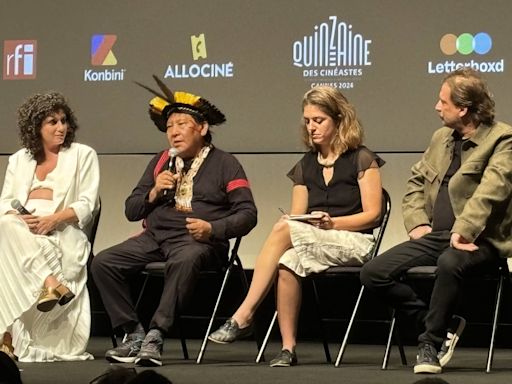 Davi Kopenawa diz ao público do Festival de Cannes que ele precisa dos indígenas
